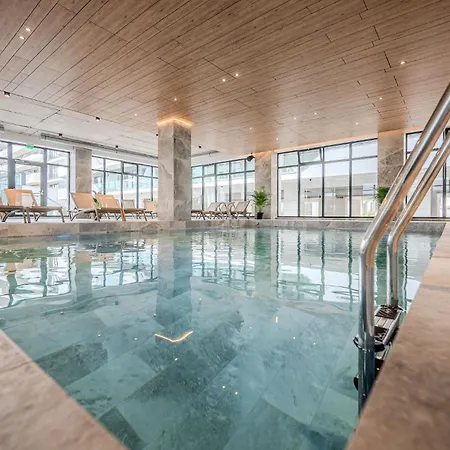Fantastic In Odyssey & Pool Apartment